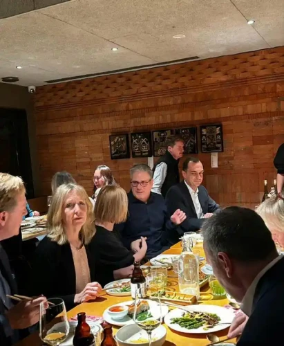 英国のキア・スターマー首相が北京の三里屯にある雲南料理のレストランで食事をしているところを目撃され、中国語でスタッフに感謝の意を表した。