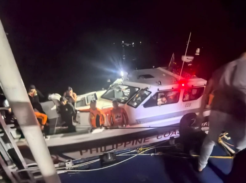 フィリピンで350人以上を乗せた客船が転覆し、これまでに7人が死亡、222人が救助された。