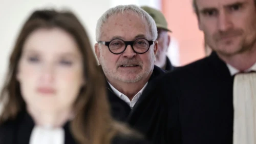 フランスの元国会議員が、シャンパンにエクスタシーを混ぜて同僚女性を麻薬状態にした疑いで懲役4年の判決を受ける。