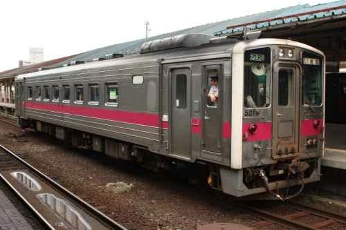 北海道でJR列車衝突事故 | 踏切で列車とトラックが衝突、中国人4人負傷