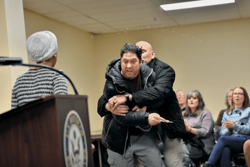 米民主党議員らは、トランプ大統領が事前にICE職員の移民ステータスを公然と嘲笑していたことを受けて、悪臭のする液体をかけられたICE職員への攻撃を批判した。