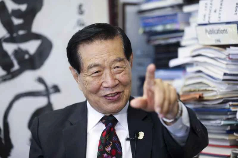 著名な中国系アメリカ人法医学者ヘンリー・リー氏が死去｜遺言には、眼球を除く全ての臓器が含まれていた。「天国か地獄があるなら、眼球は食料として取っておく」と記されていた。